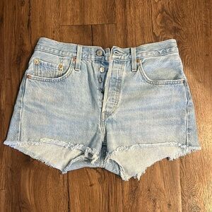 Light wash Levi Jean shorts- size 27